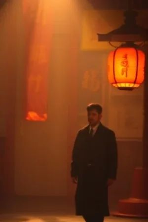 《空场纪律》封面，无人剧场的舞台中央一束追光